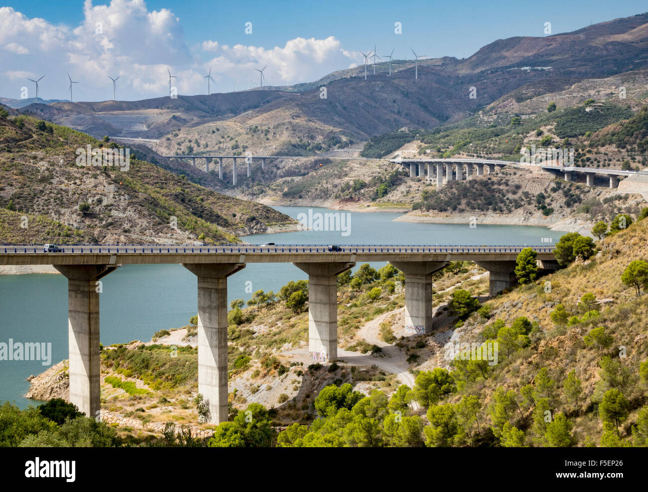 Autostrada A44 ponte attraversa il serbatoio delle regole e RIo Guadalfeo, Sierra Nevada, Andalusia, Spagna Foto Stock