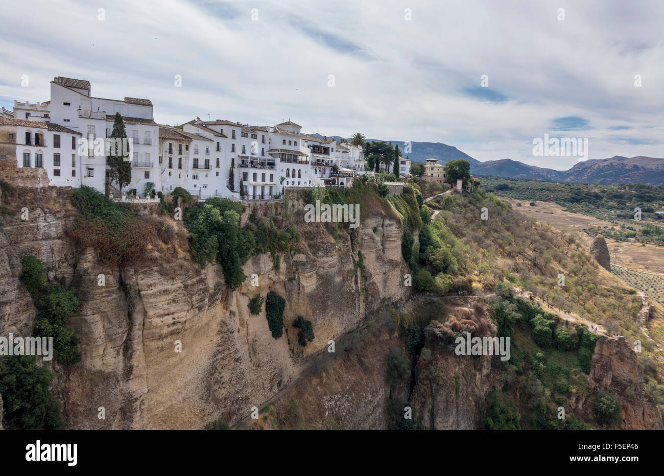Città vecchia di edifici si aggrappano alla roccia su El Tajo gorge a Ronda, Andalusia, Spagna Foto Stock