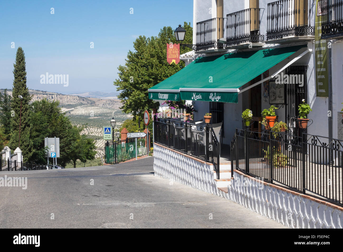 La caffetteria e il bar nella città collinare di Zuheros in Andalusia in Spagna meridionale Foto Stock