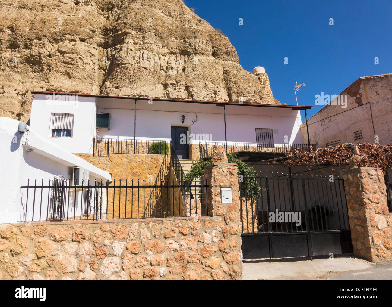 Grotta di moderna casa costruita sul fianco di una collina della piccola collina in Purullena vicino a Guadix, Andalusia, Spagna Foto Stock