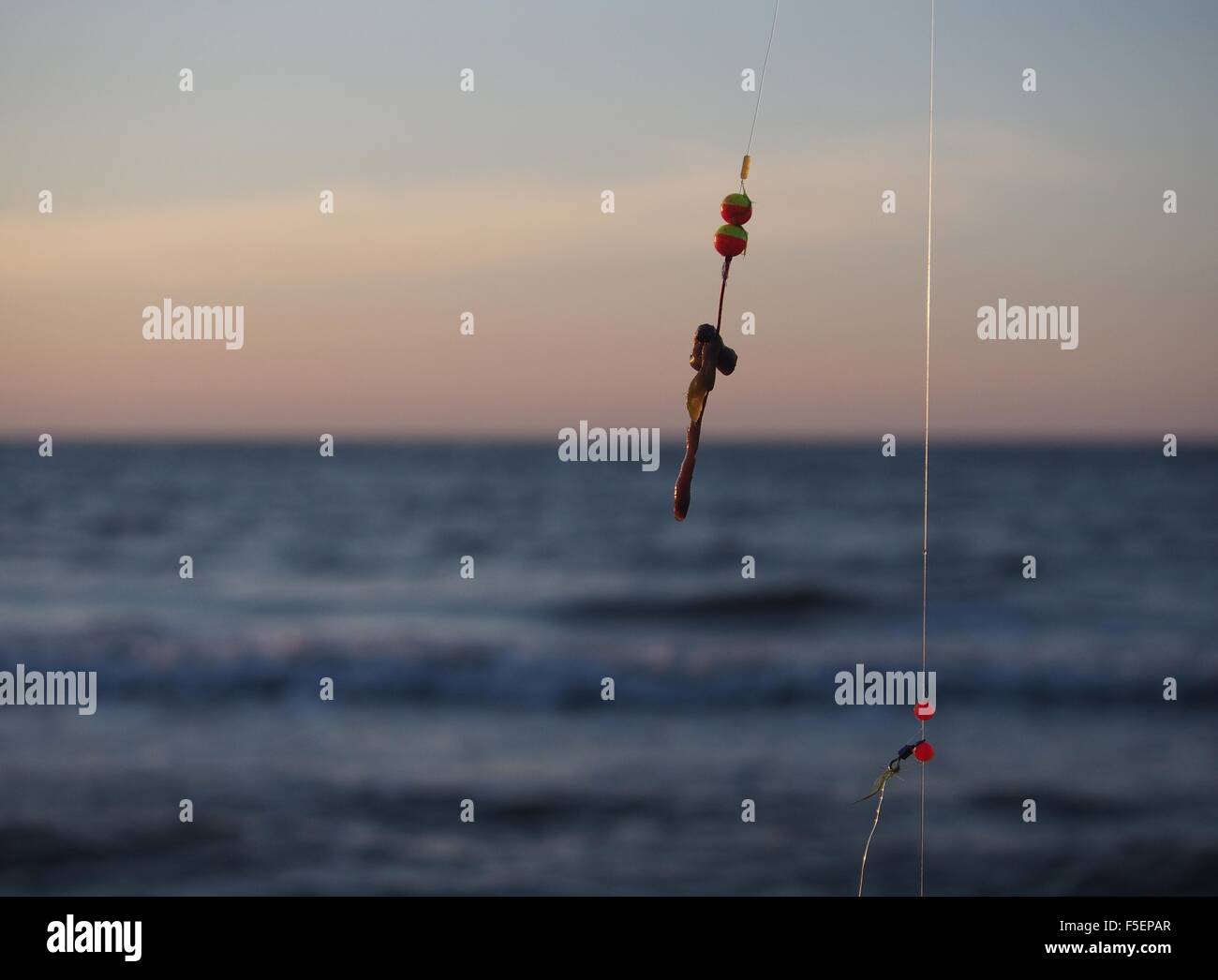 Canna da pesca con esca su sfondo del mare Foto Stock