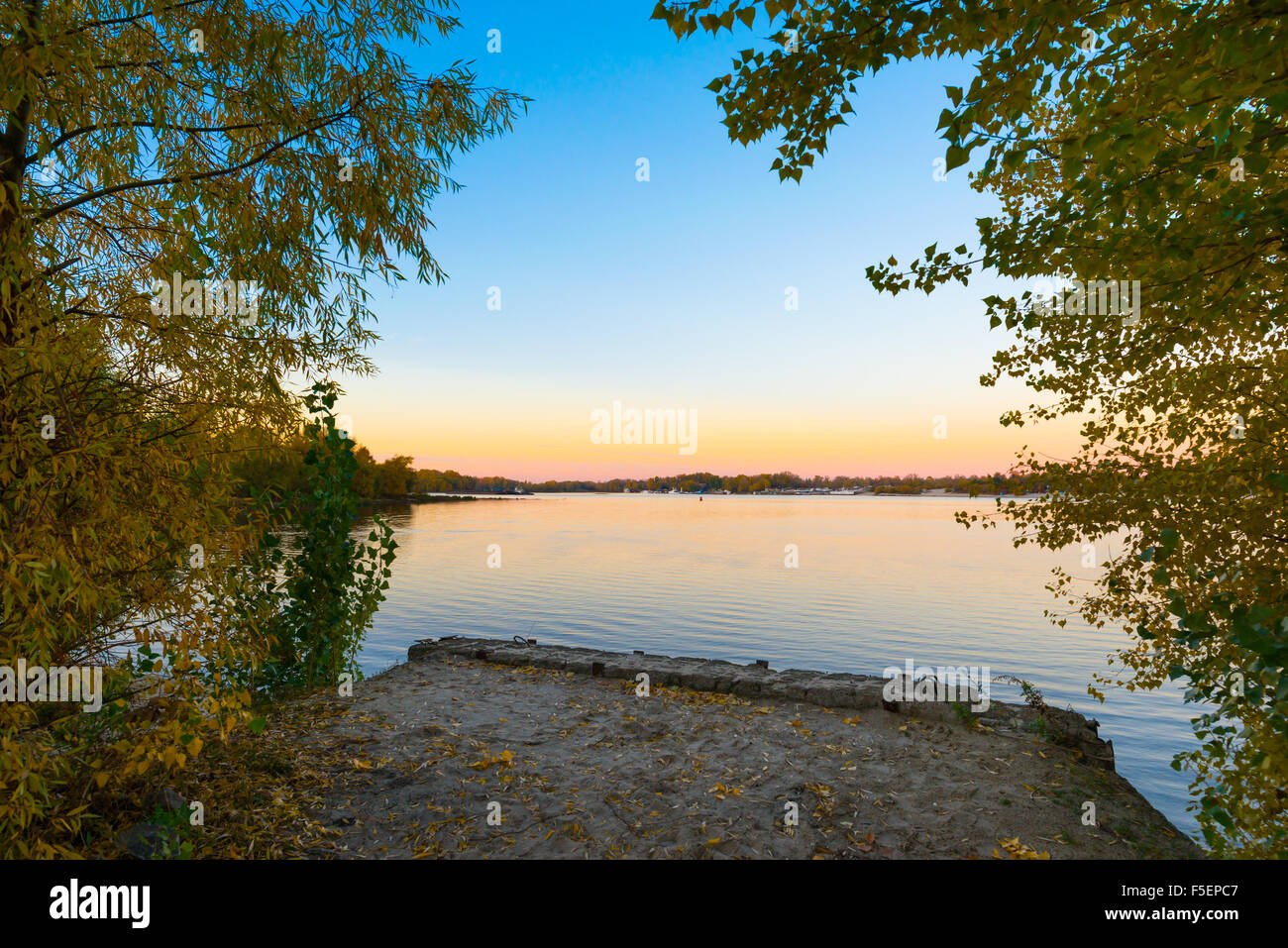 I colori caldi del fiume Dnieper al tramonto in autunno a Kiev, Ucraina Foto Stock