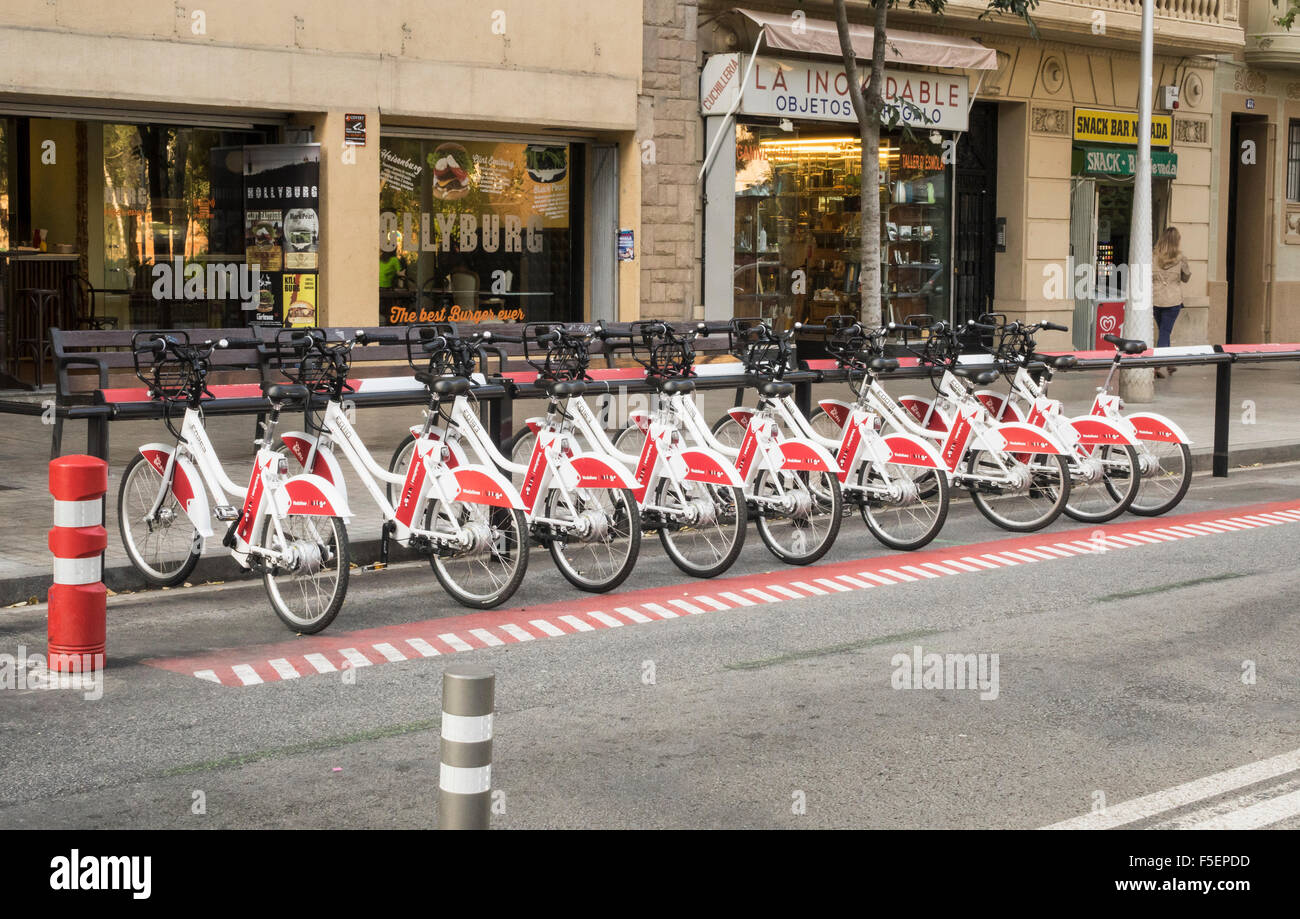 Fila di Vodafone sponsorizzato biciclette a noleggio in Barcelona, Spagna Foto Stock