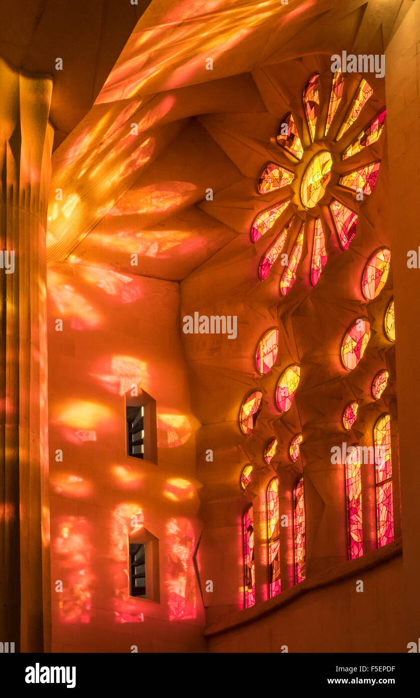 La luce del sole attraverso le finestre di vetro macchiate in La Sagrada Familia a Barcellona, Spagna Foto Stock