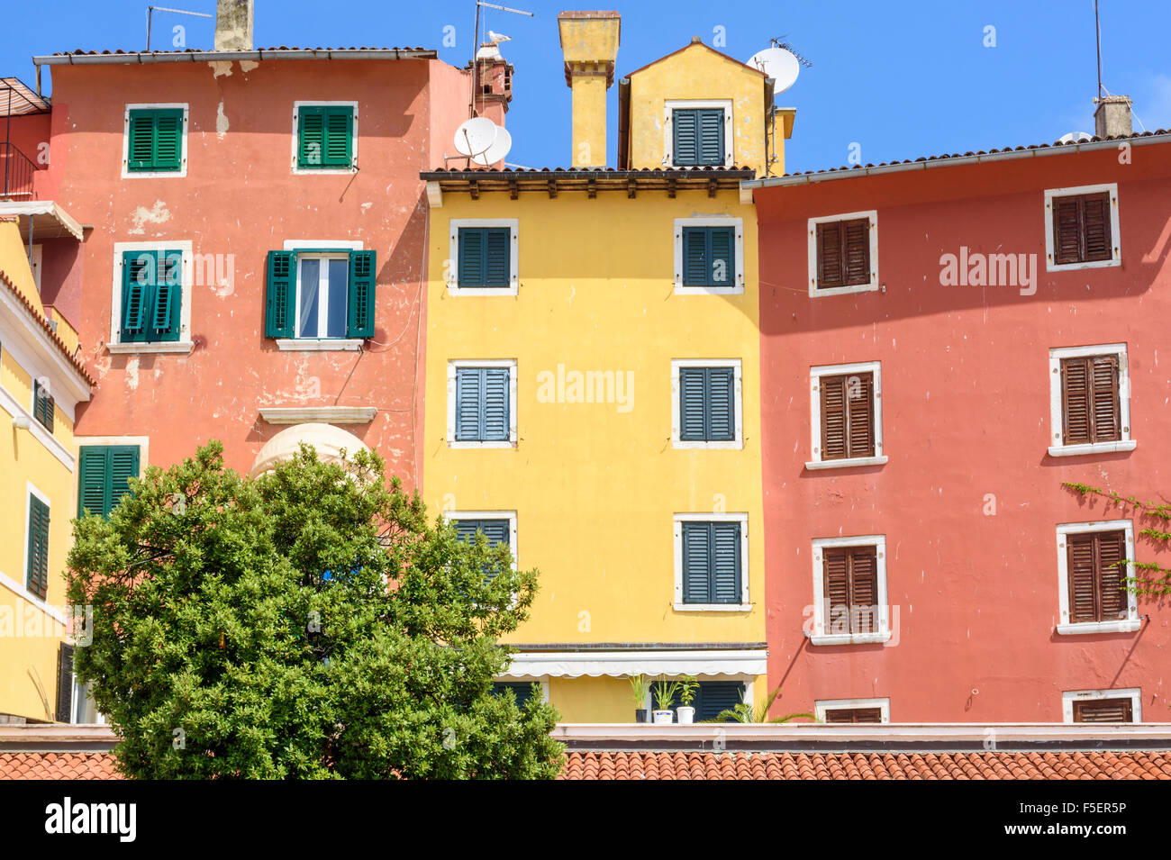 Gli edifici colorati nella città vecchia di Rovigno, Istria, Croazia Foto Stock