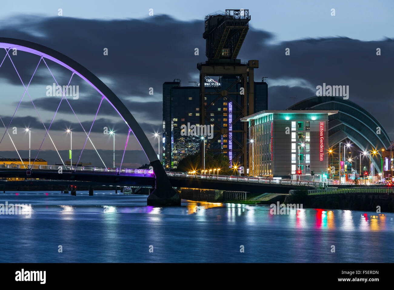 Glasgow al crepuscolo, il lungomare di Finnieston accanto al fiume Clyde, Scozia, Regno Unito Foto Stock
