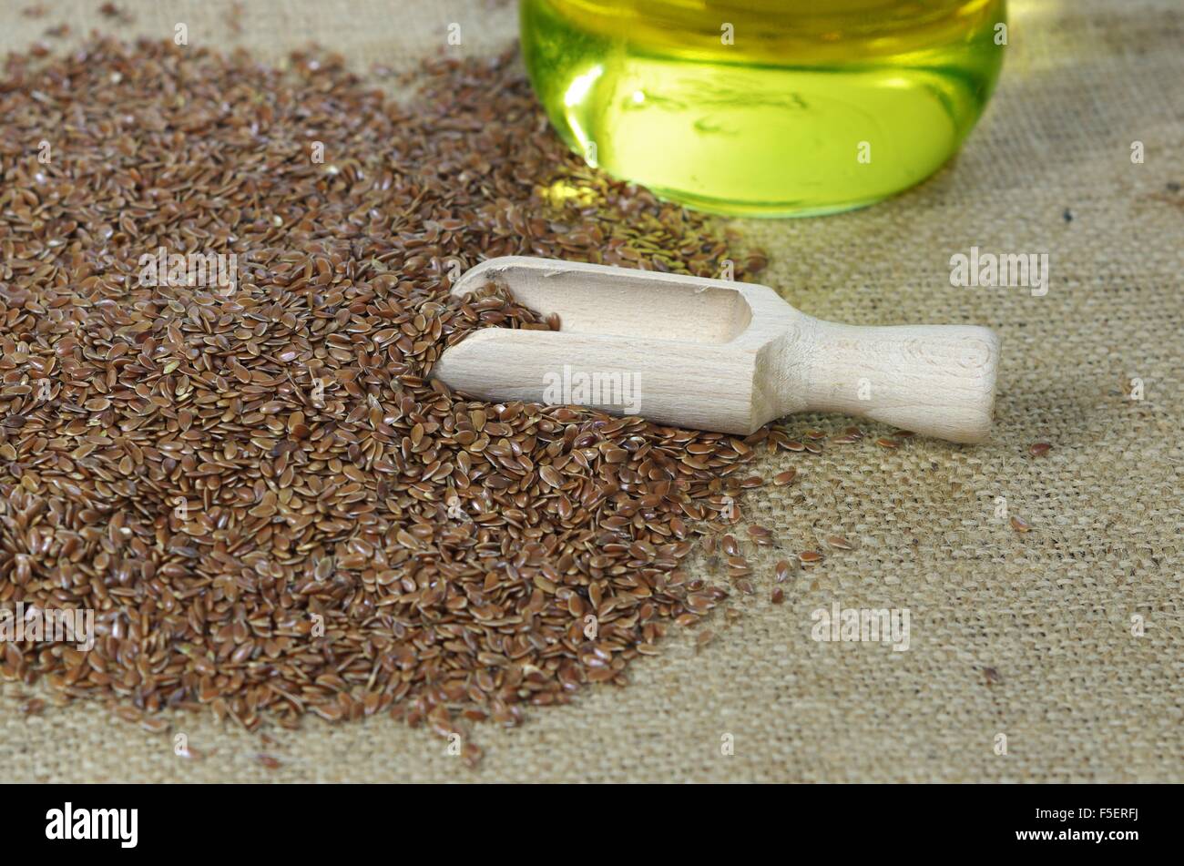 Semi di lino con cucchiaio e olio su tela Foto Stock
