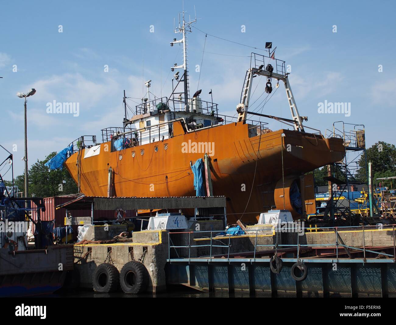 Barca da pesca in cantiere su sfondo cielo Foto Stock