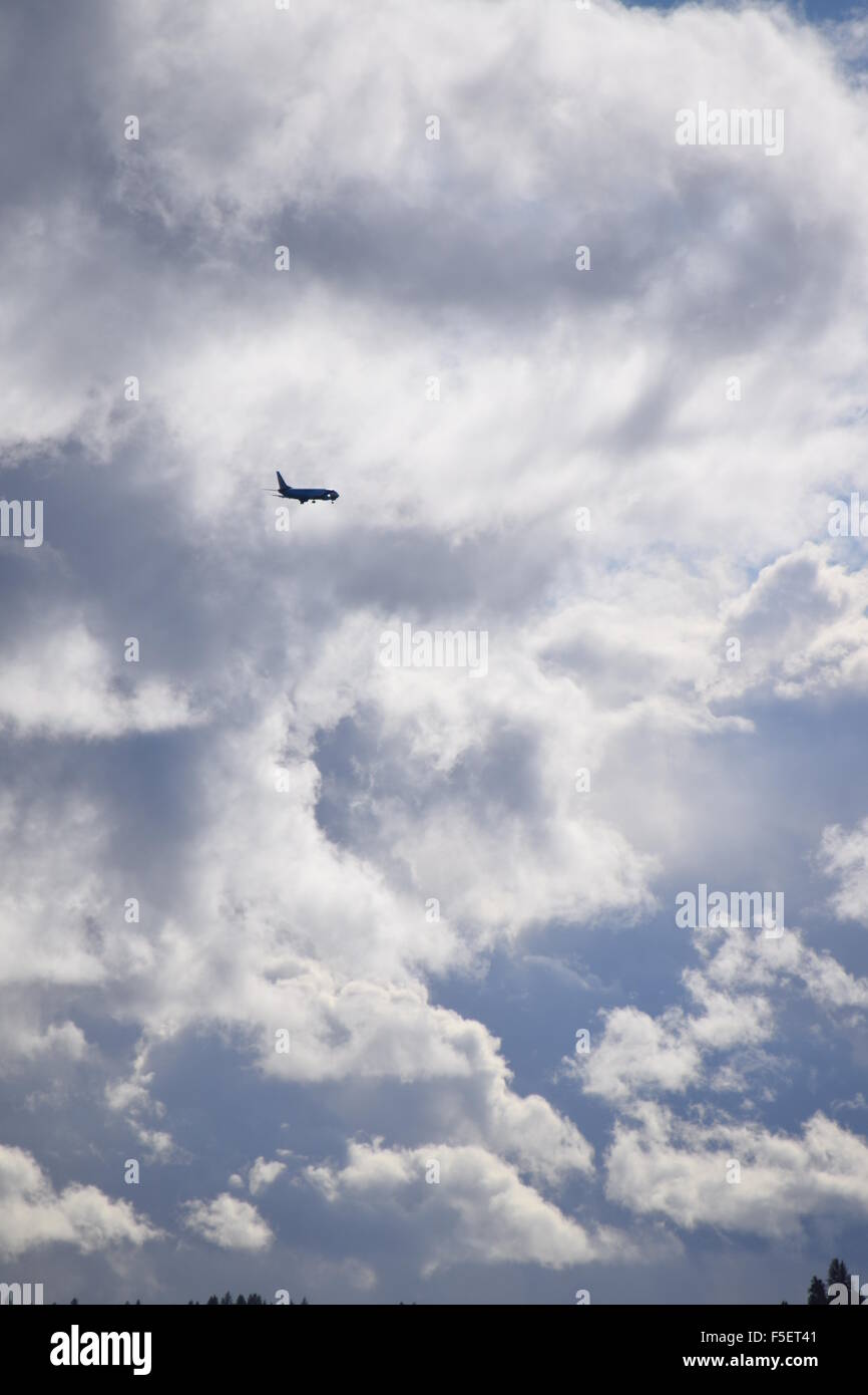 Jetliner avvicinando nuvole temporalesche. Foto Stock