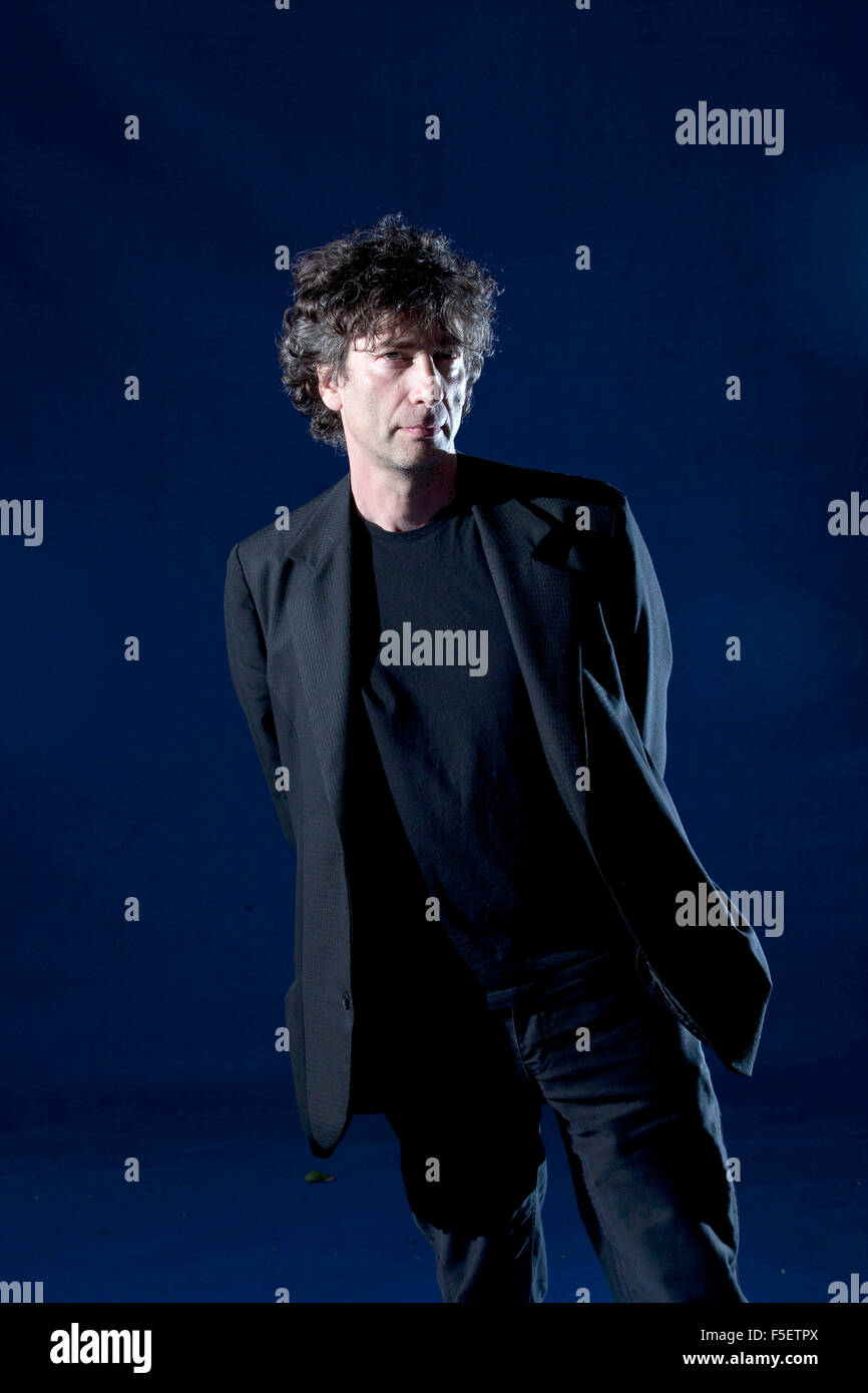 Un ritratto di Neil Gaiman in Edinburgh International Book Festival 2012 è situato a Charlotte Square Gardens Foto Stock