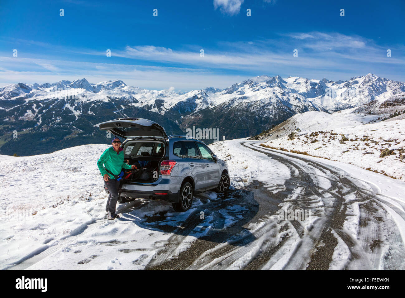 La trazione a quattro ruote motrici auto parcheggiate su strada in  condizioni di neve sul Col de Granon, Briancon Francia Foto stock - Alamy