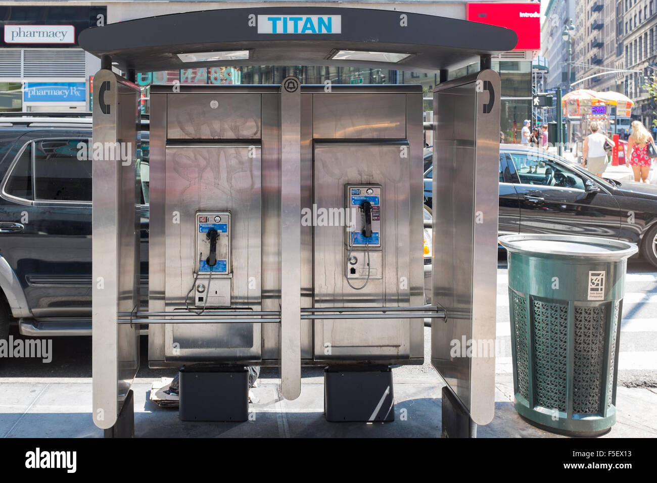 Una coppia di telefoni pubblici a Manhattan, New York City Foto Stock