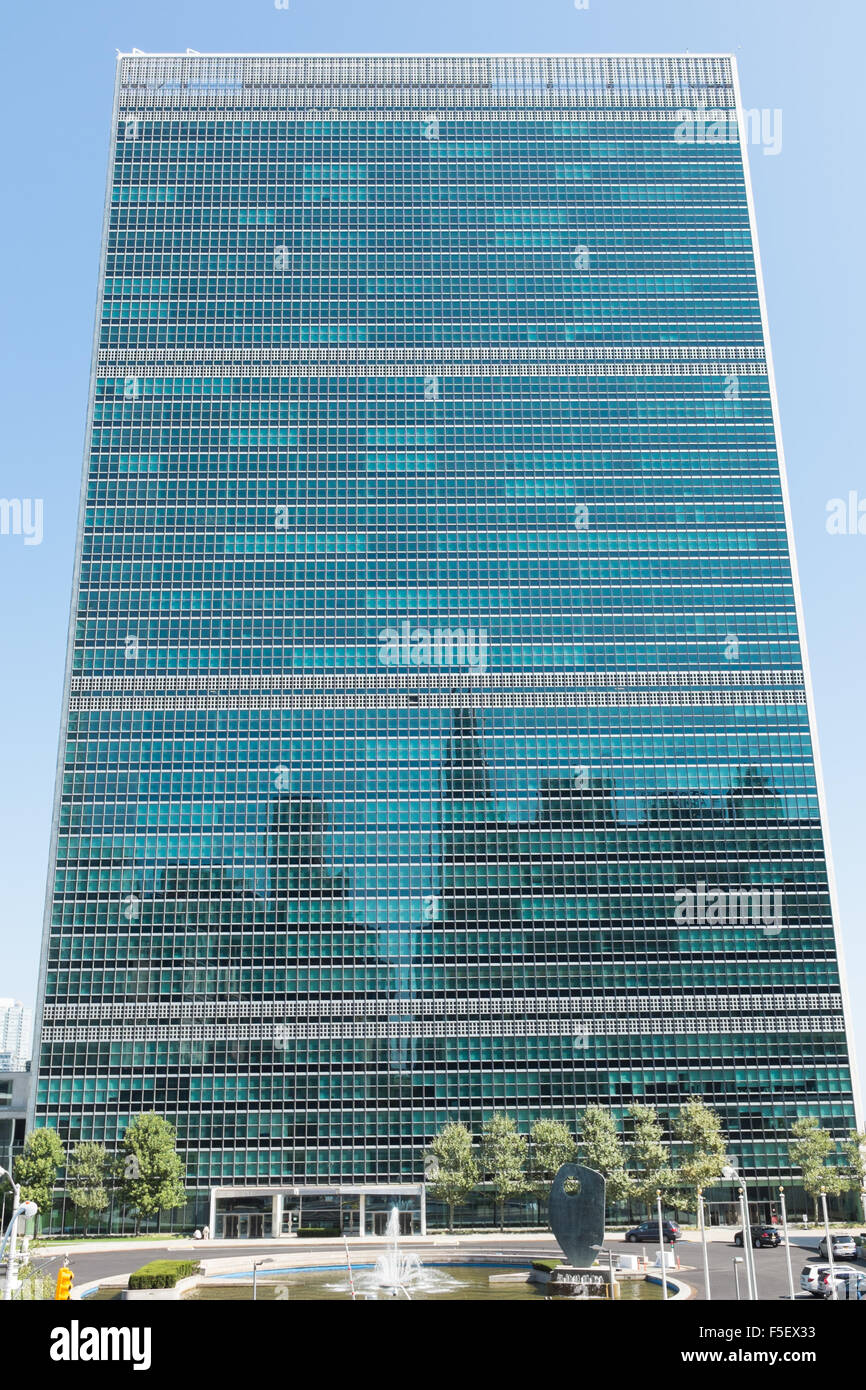 Guardando il quartier generale delle Nazioni Unite sulla East River a Manhattan, New York City Foto Stock