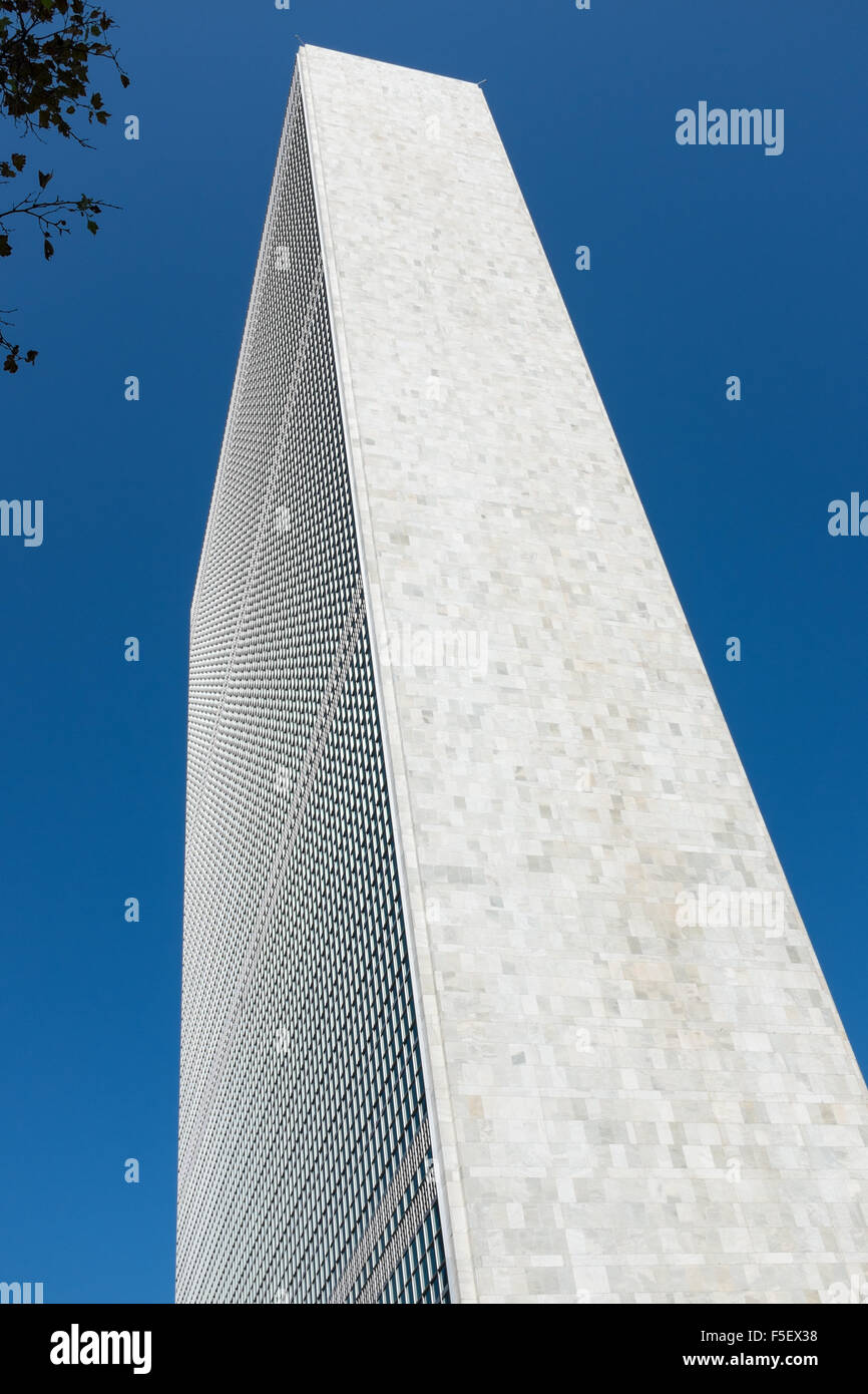 Guardando il quartier generale delle Nazioni Unite sulla East River a Manhattan, New York City Foto Stock