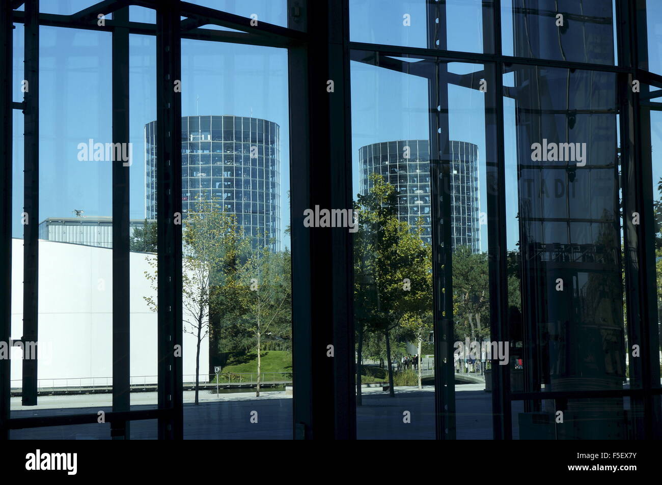 La vettura torri nell'Autostadt (auto città) della fabbrica della Volkswagen a Wolfsburg. La foto è stata scattata il 1 ottobre 2015. Le torri di vetro vengono utilizzati come centro del cliente per la raccolta delle nuove vetture. Foto: S. Steinach - Nessun servizio di filo- Foto Stock