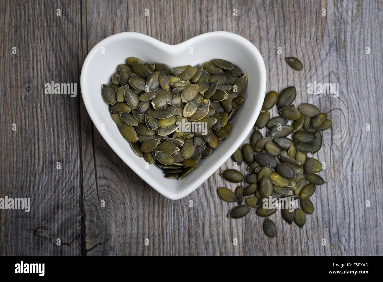 I semi di zucca in un cuore piatto sagomato, Foto Stock