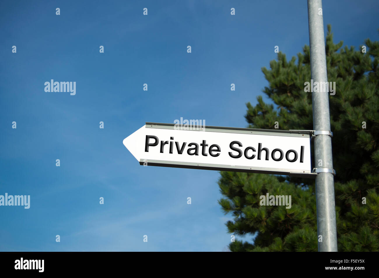 Cartello con "scuola privata " segno di direzione. Foto Stock