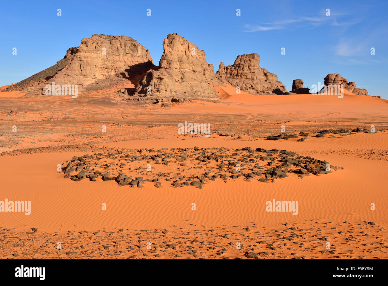 Tomba storica, tomba di Tadrart regione, del Tassili n'Ajjer National Park, sito Patrimonio Mondiale dell'Unesco, il deserto del Sahara, Algeria Foto Stock