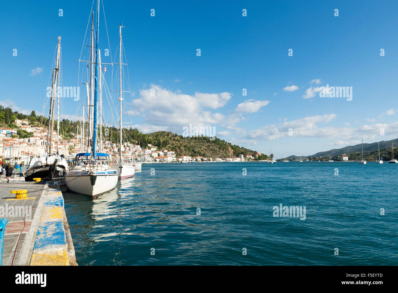 POROS GRECIA-ottobre 25, 2015: Marina di Poros è un'isola greca nella parte meridionale del Golfo di Saronico. Si tratta di un popolare di fine settimana de Foto Stock