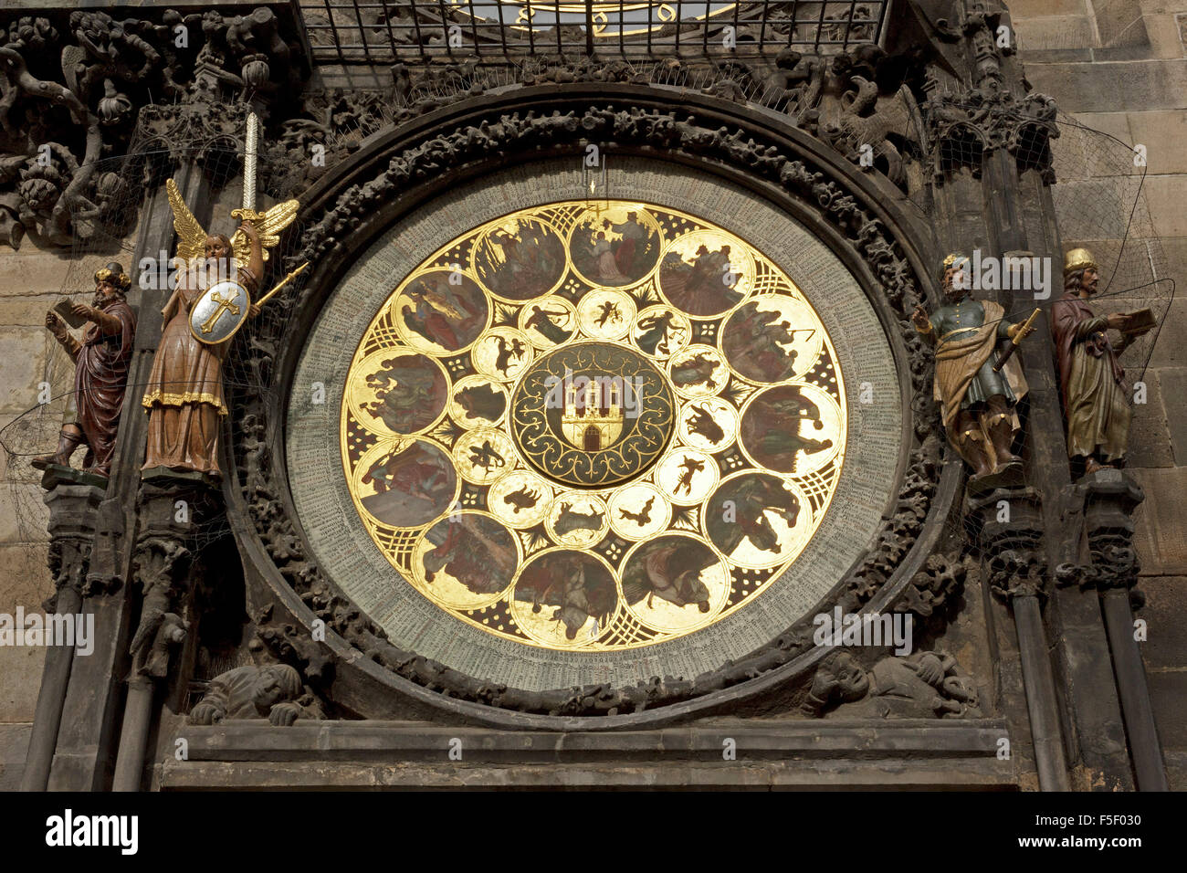 Piastra del calendario, orologio astronomico (Orloj), il Vecchio Municipio e la Piazza della Città Vecchia di Praga, Repubblica Ceca Foto Stock