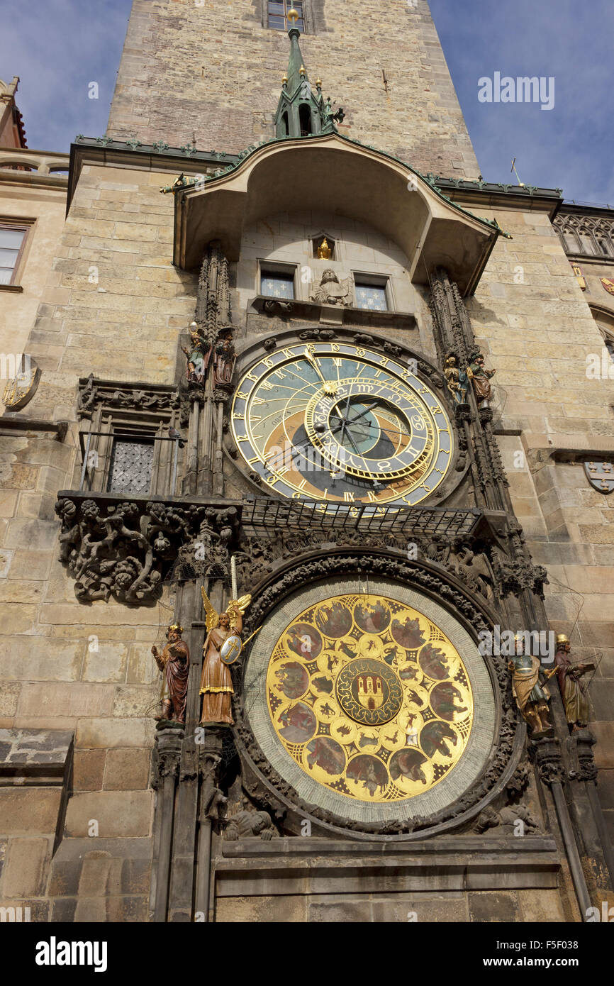 Orologio astronomico (Orloj), il Vecchio Municipio e la Piazza della Città Vecchia di Praga, Repubblica Ceca Foto Stock