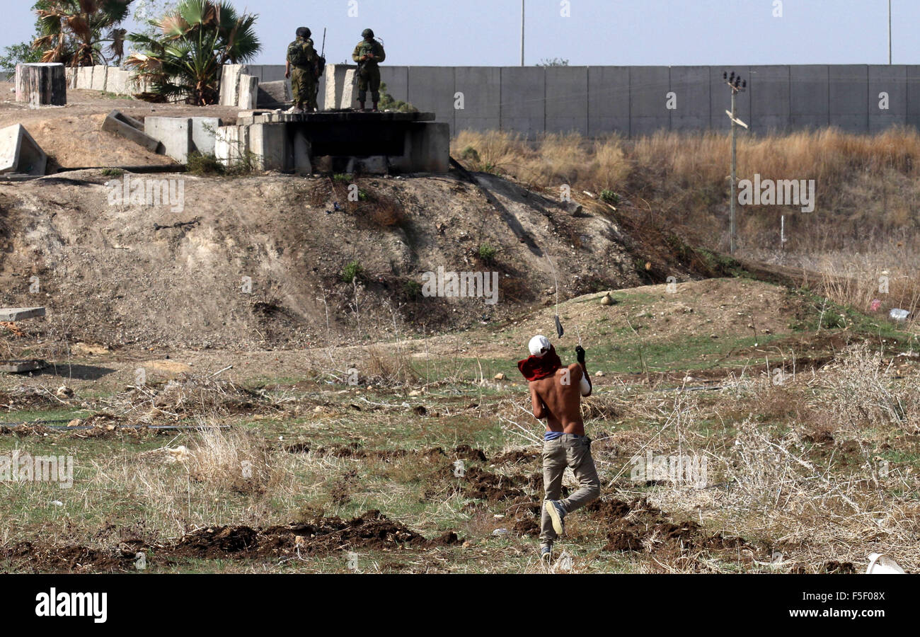 Tulkarm, West Bank, Territorio palestinese. 3 Novembre, 2015. Un manifestante palestinese getta pietre verso forze di sicurezza israeliane durante scontri nei pressi di Israeliani controversa barriera di separazione in Cisgiordania città di Tulkarm, 3 novembre 2015. Nel frattempo, le forze israeliane hanno inizio 03 Novembre hanno perquisito una stazione radio in Cisgiordania città di Hebron e ordinato che arresta il sistema per un periodo di sei mesi, i funzionari palestinesi detto credito: Nedal Eshtayah APA/images/ZUMA filo/Alamy Live News Foto Stock