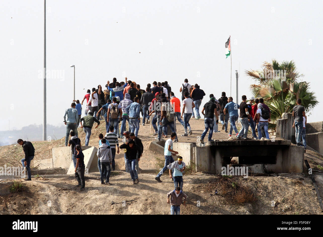 Tulkarm, West Bank, Territorio palestinese. 3 Novembre, 2015. I dimostranti palestinesi raccogliere durante gli scontri con forze di sicurezza israeliane vicino il popolo israeliano controversa barriera di separazione in Cisgiordania città di Tulkarm, 3 novembre 2015. Nel frattempo, le forze israeliane hanno inizio 03 Novembre hanno perquisito una stazione radio in Cisgiordania città di Hebron e ordinato che arresta il sistema per un periodo di sei mesi, i funzionari palestinesi detto credito: Nedal Eshtayah APA/images/ZUMA filo/Alamy Live News Foto Stock