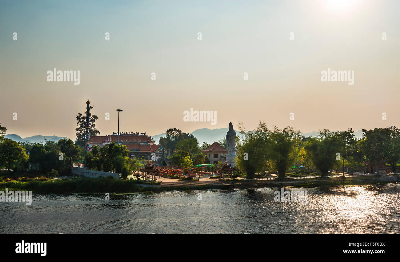 Il tempio Cinese dal Fiume Kwai, La Provincia di Kanchanaburi, Tailandia Centrale, Thailandia Foto Stock
