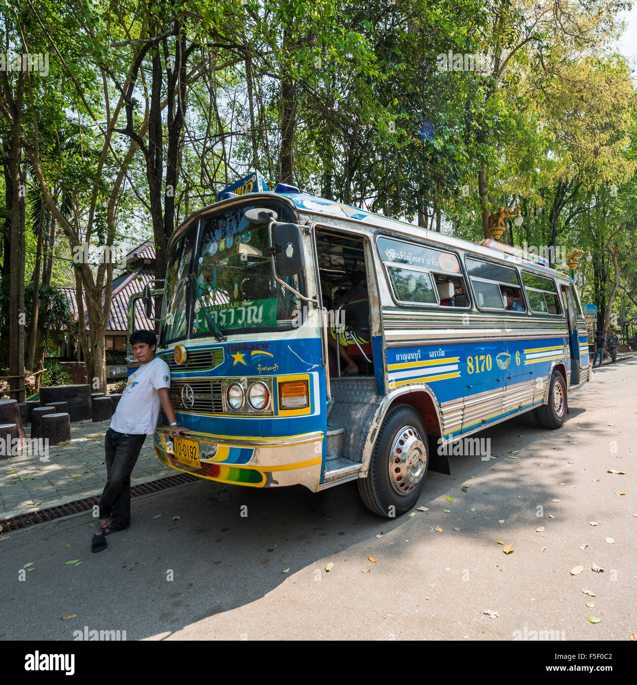 Inclinazione pilota sul suo bus, la Provincia di Kanchanaburi, Tailandia Centrale, Thailandia Foto Stock