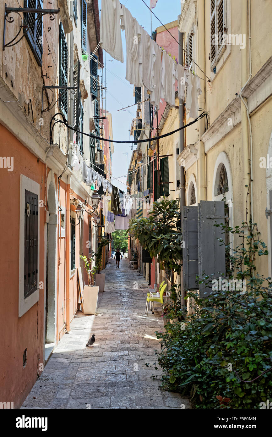 Vicolo stretto, panni appesi, Corfu' centro storico, città di Corfù, Sito Patrimonio Mondiale dell'Unesco, Corfu, Isole Ionie, Grecia Foto Stock