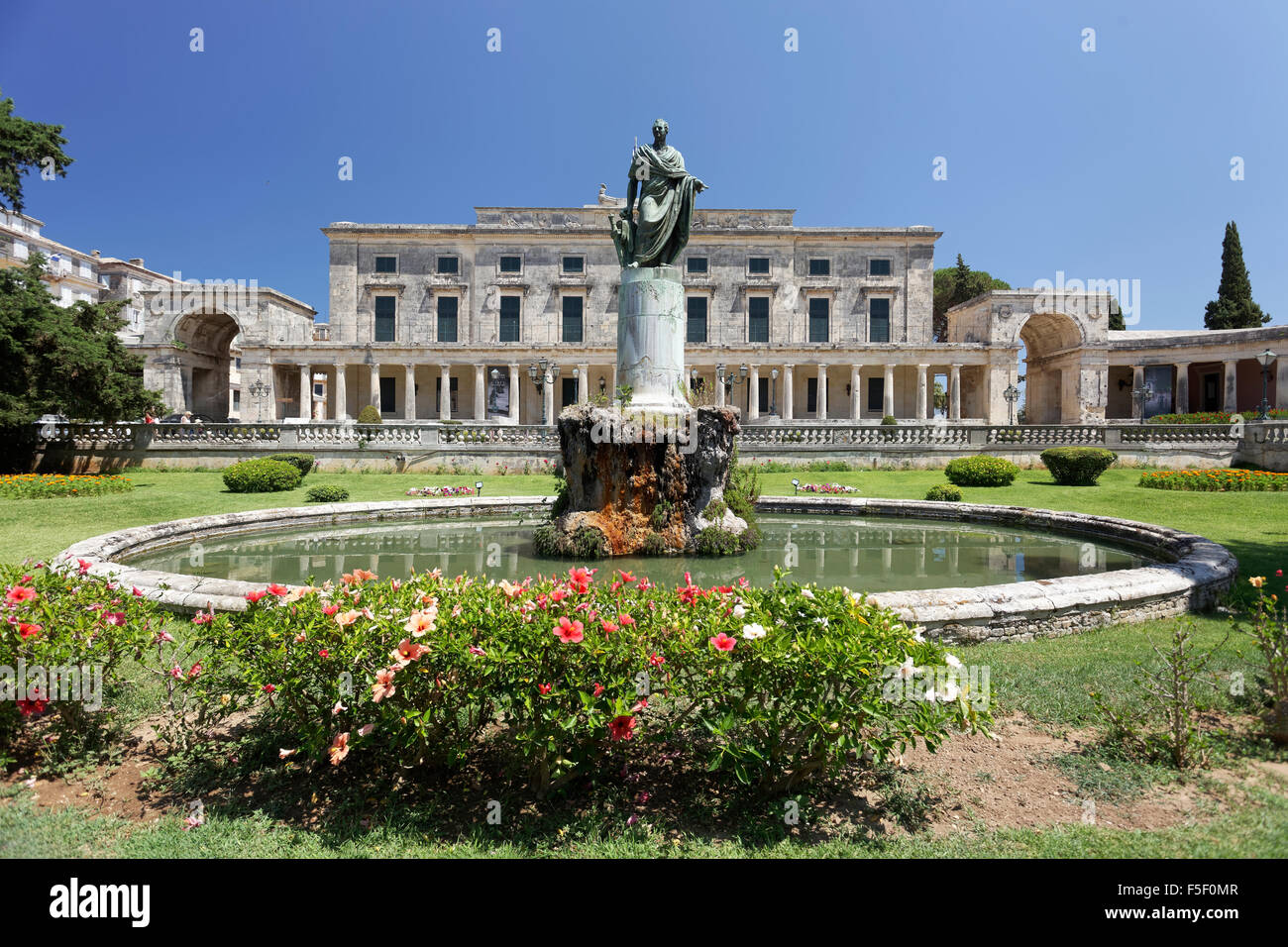 Monumento a Sir Thomas Maitland di fronte il Museo di Arte Asiatica, Palazzo di San Michele e San Giorgio, Corfu' Centro Storico Foto Stock