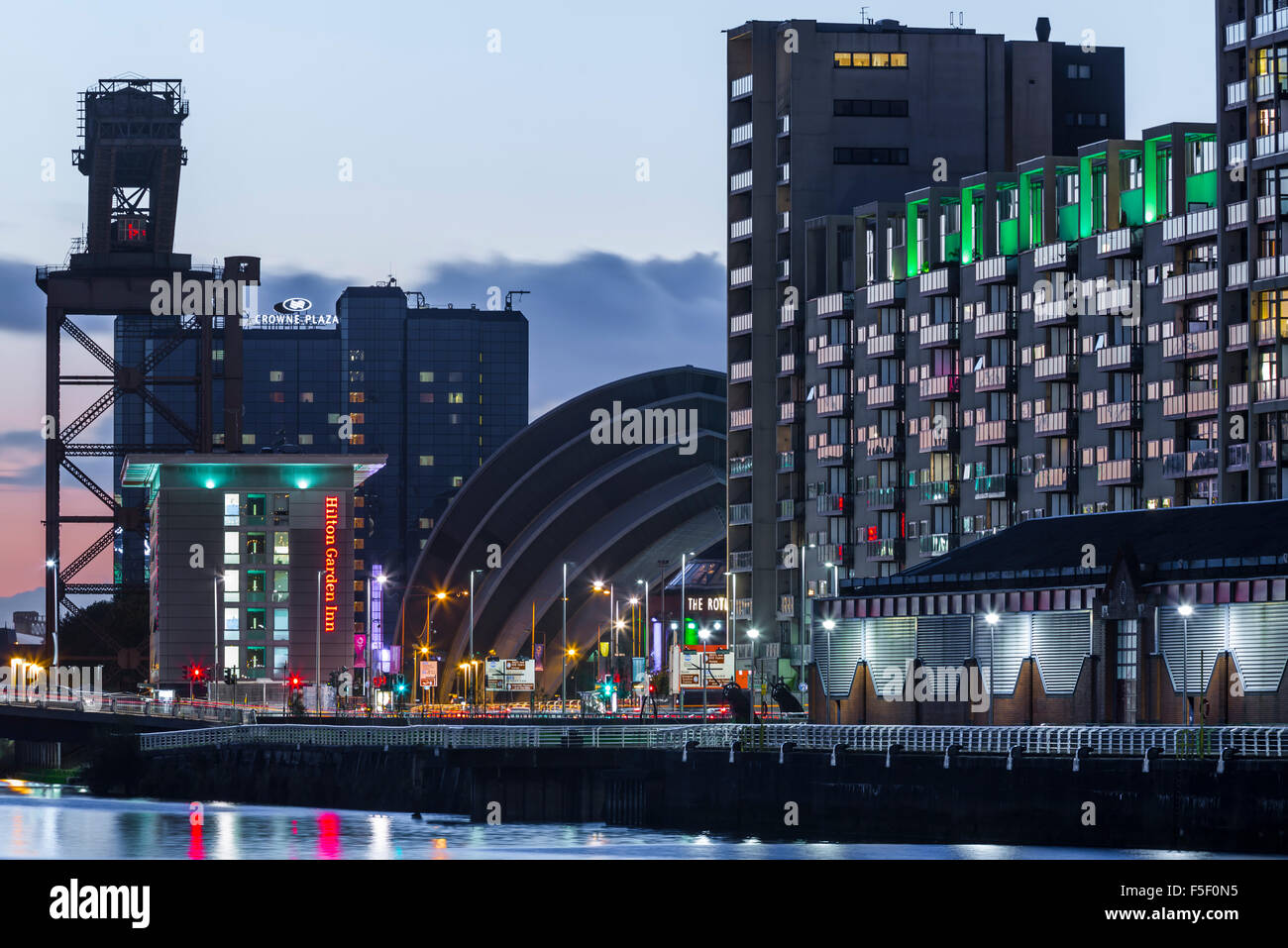 Il Finnieston waterfront accanto al fiume Clyde a Glasgow al crepuscolo, Scotland, Regno Unito Foto Stock
