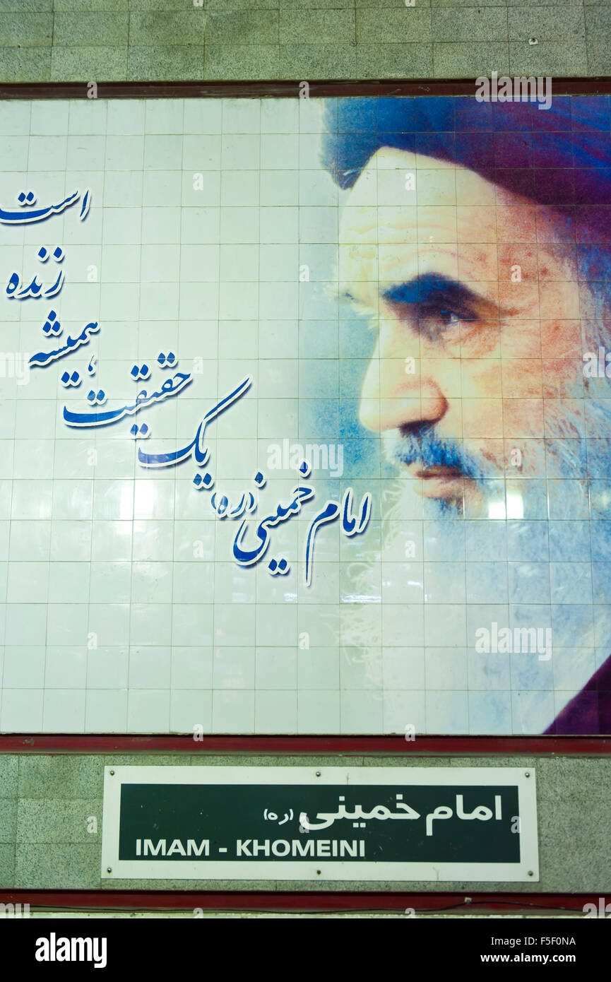 L ayatollah Khomeini con script arabo, persiano, Imam Khomeini stazione metro, metro, Teheran, Iran Foto Stock