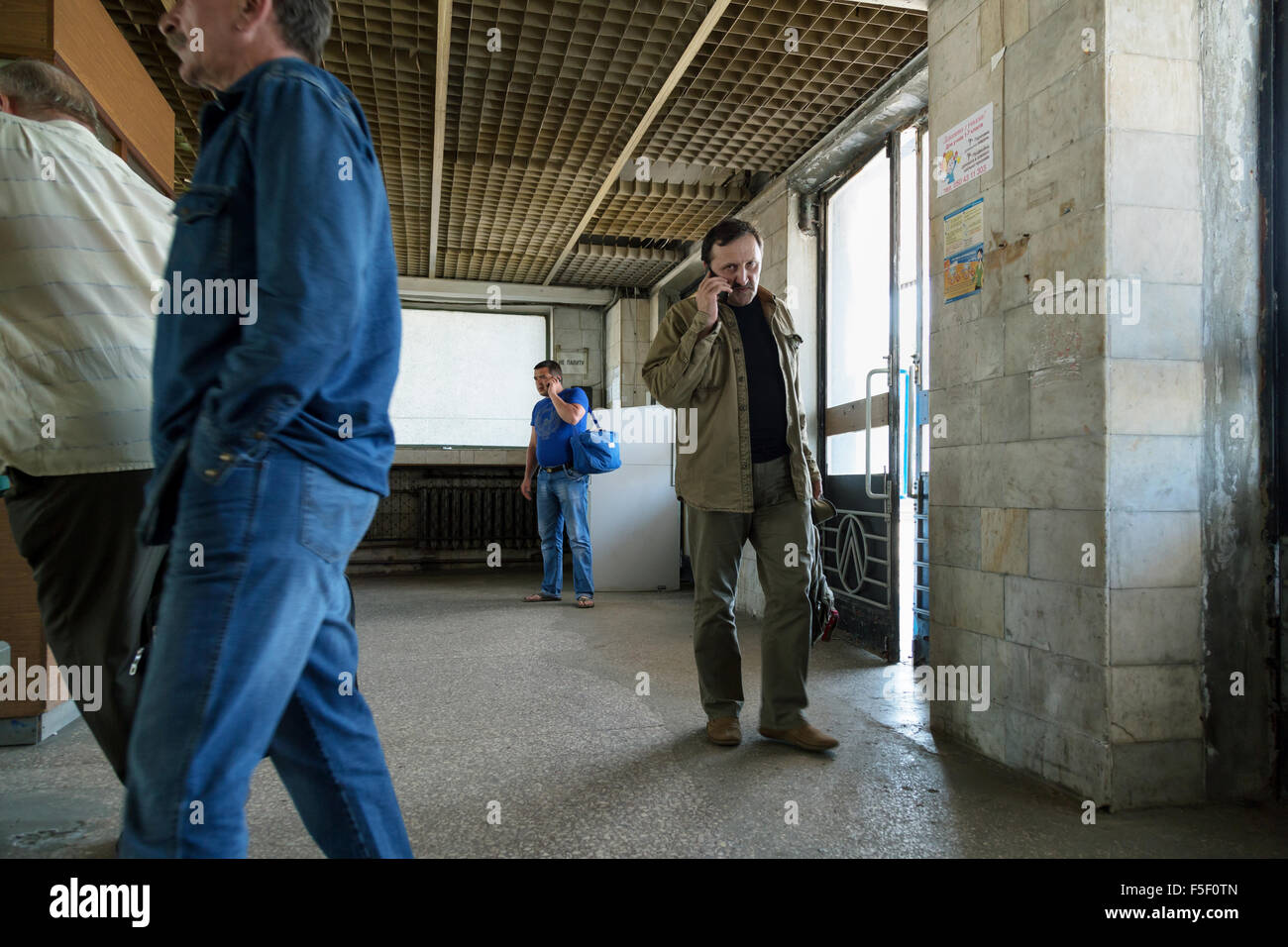 Lviv, Ucraina, dei lavoratori sul luogo di lavoro la chiusura del cancello principale di LAZ Foto Stock