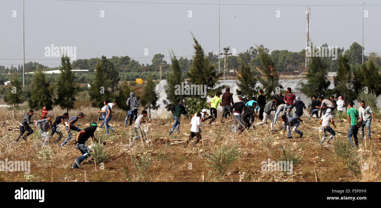 Tulkarm, West Bank, Territorio palestinese. 3 Novembre, 2015. I dimostranti palestinesi girare per coprire durante gli scontri con forze di sicurezza israeliane vicino il popolo israeliano controversa barriera di separazione in Cisgiordania città di Tulkarm, 3 novembre 2015. Nel frattempo, le forze israeliane hanno inizio 03 Novembre hanno perquisito una stazione radio in Cisgiordania città di Hebron e ordinato che arresta il sistema per un periodo di sei mesi, i funzionari palestinesi detto credito: Nedal Eshtayah APA/images/ZUMA filo/Alamy Live News Foto Stock