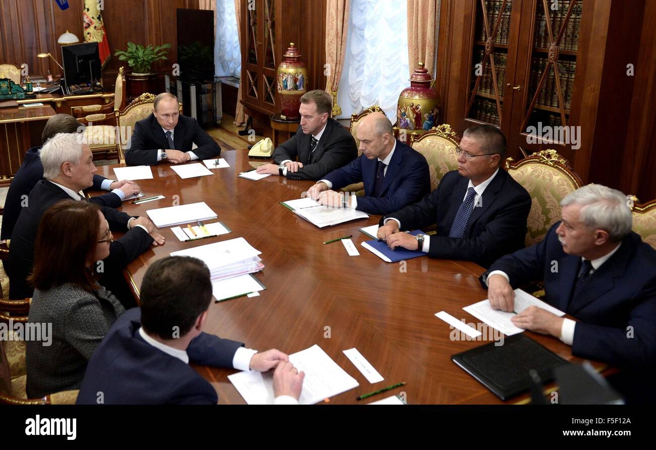Mosca, Russia. 03 Nov, 2015. Il presidente russo Vladimir Putin, centro, durante un incontro con il suo team economico presso il Cremlino Novembre 3, 2015 a Mosca, in Russia. Da sinistra: il ministro del Lavoro e della protezione sociale Maxim Topilin, Governatore della Banca Centrale di Russia Elvira Nabiullina, presidential aide Andrei Belousov. Da destra: San Pietroburgo governatore Georgy Poltavchenko, Ministro dello Sviluppo Economico Alexei Ulyukayev, il ministro delle Finanze Anton Siluanov e primo vice primo ministro Igor Shuvalov. Credito: Planetpix/Alamy Live News Foto Stock
