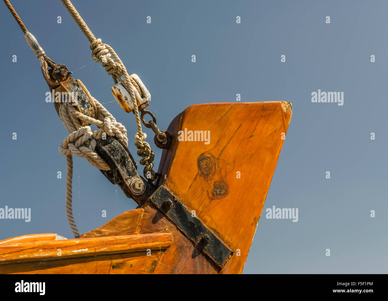 Close up del blocco e affrontare sulla prua di una vecchia barca in legno Foto Stock