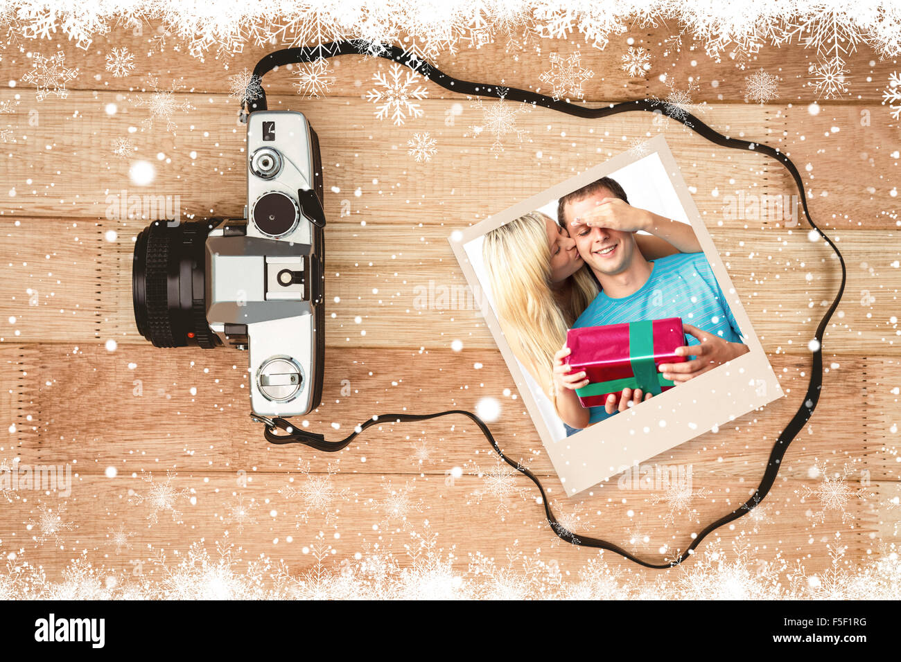 Immagine composita della giovane donna dando un presente al marito Foto Stock