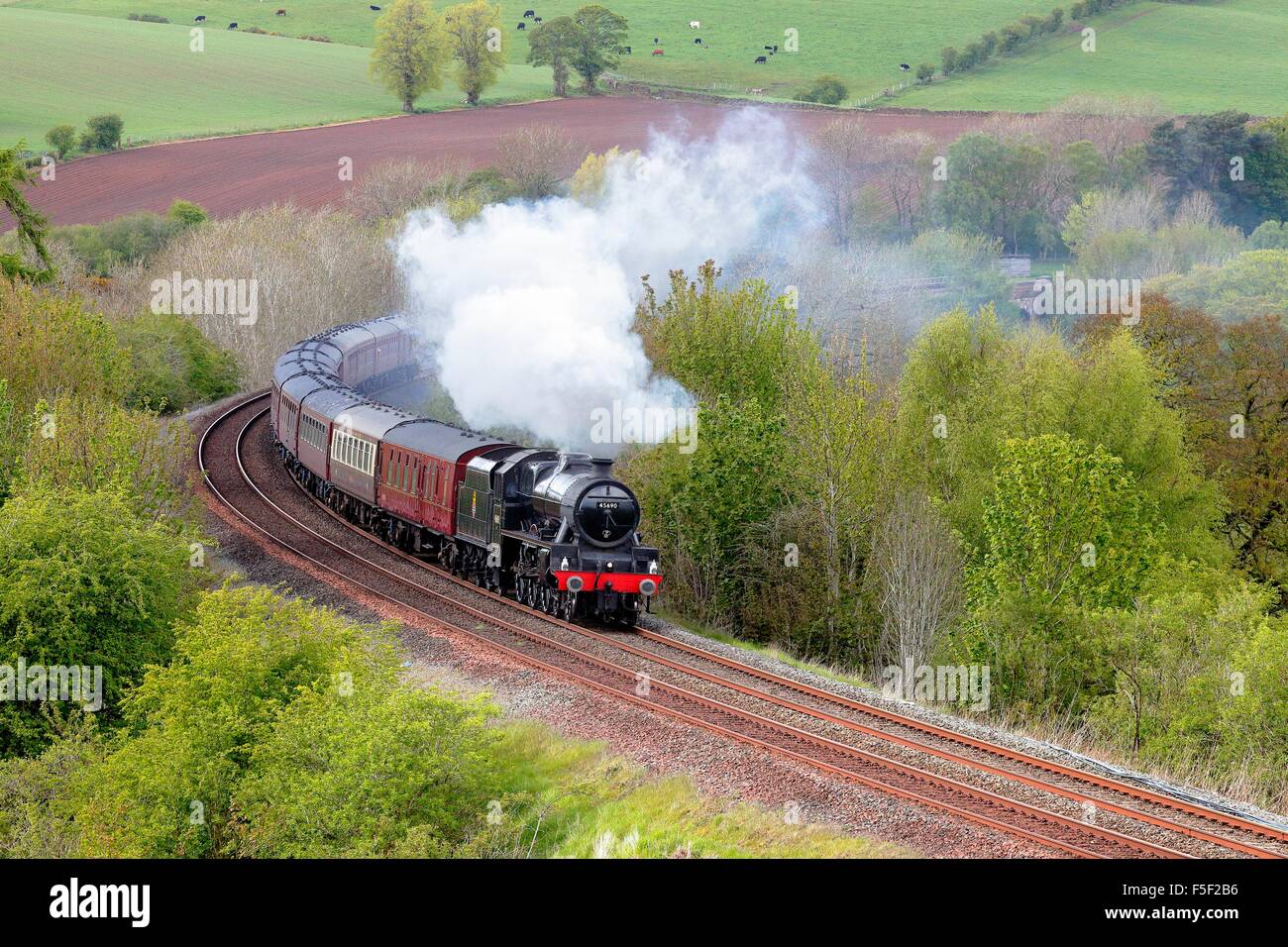Treno a vapore. LMS Giubileo Classe "Leander". Accontentarsi di Carlisle linea ferroviaria, Eden Valley, Cumbria, Inghilterra, Regno Unito. Foto Stock
