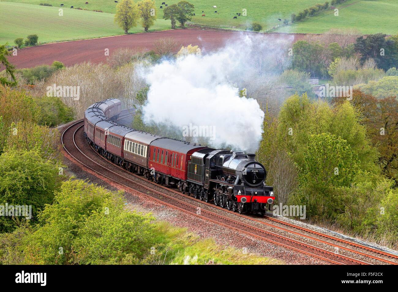 Treno a vapore. LMS Giubileo Classe "Leander". Accontentarsi di Carlisle linea ferroviaria, Eden Valley, Cumbria, Inghilterra, Regno Unito. Foto Stock