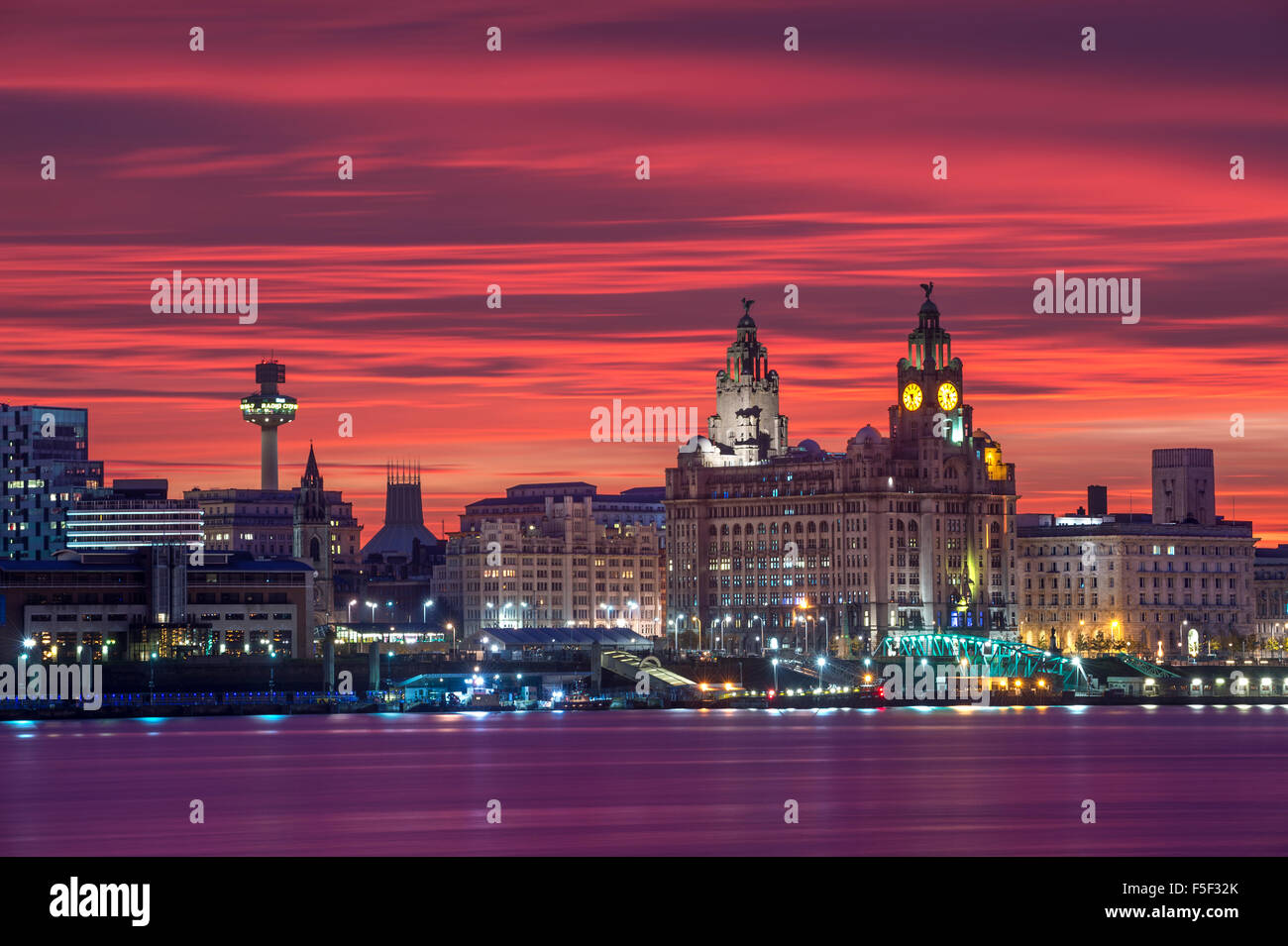 Il Liverpool City Skyline con Blood Red Sky, Liverpool, Merseyside England, Regno Unito Foto Stock