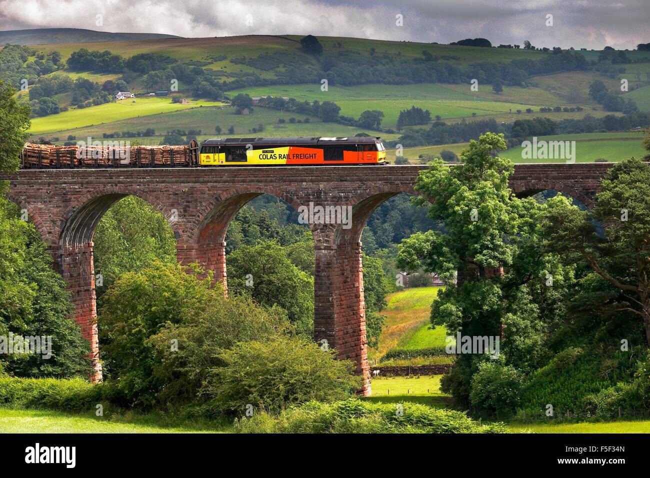 Colas Rail treno merci su asciutto Beck viadotto, Armathwaite, Eden Valley, Cumbria, Inghilterra, Regno Unito. Foto Stock