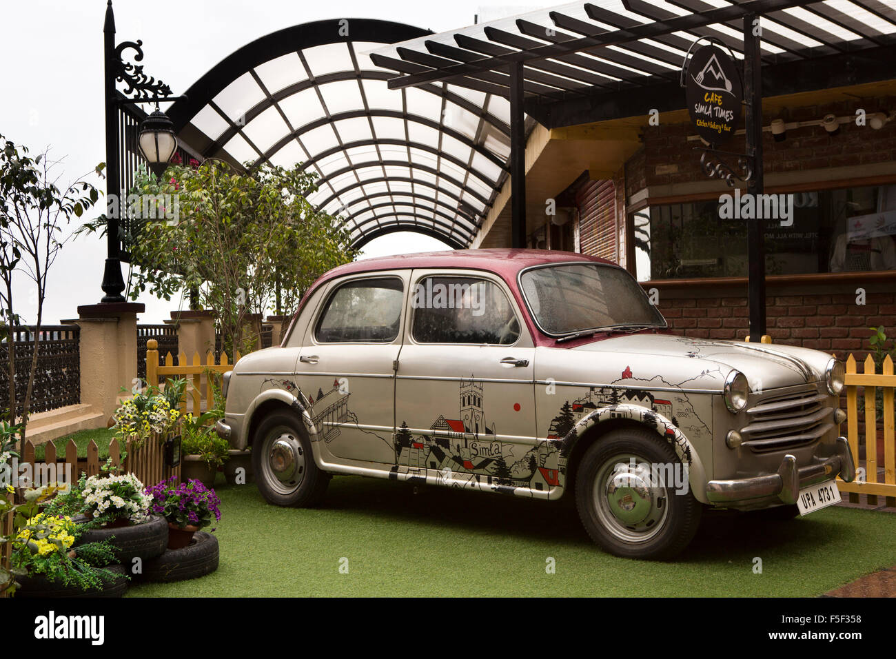 India, Himachal Pradesh, Shimla (Simla), Mall Road, vintage Hindustan Ambasciatore auto al di fuori di Shimla volte Cafe Foto Stock