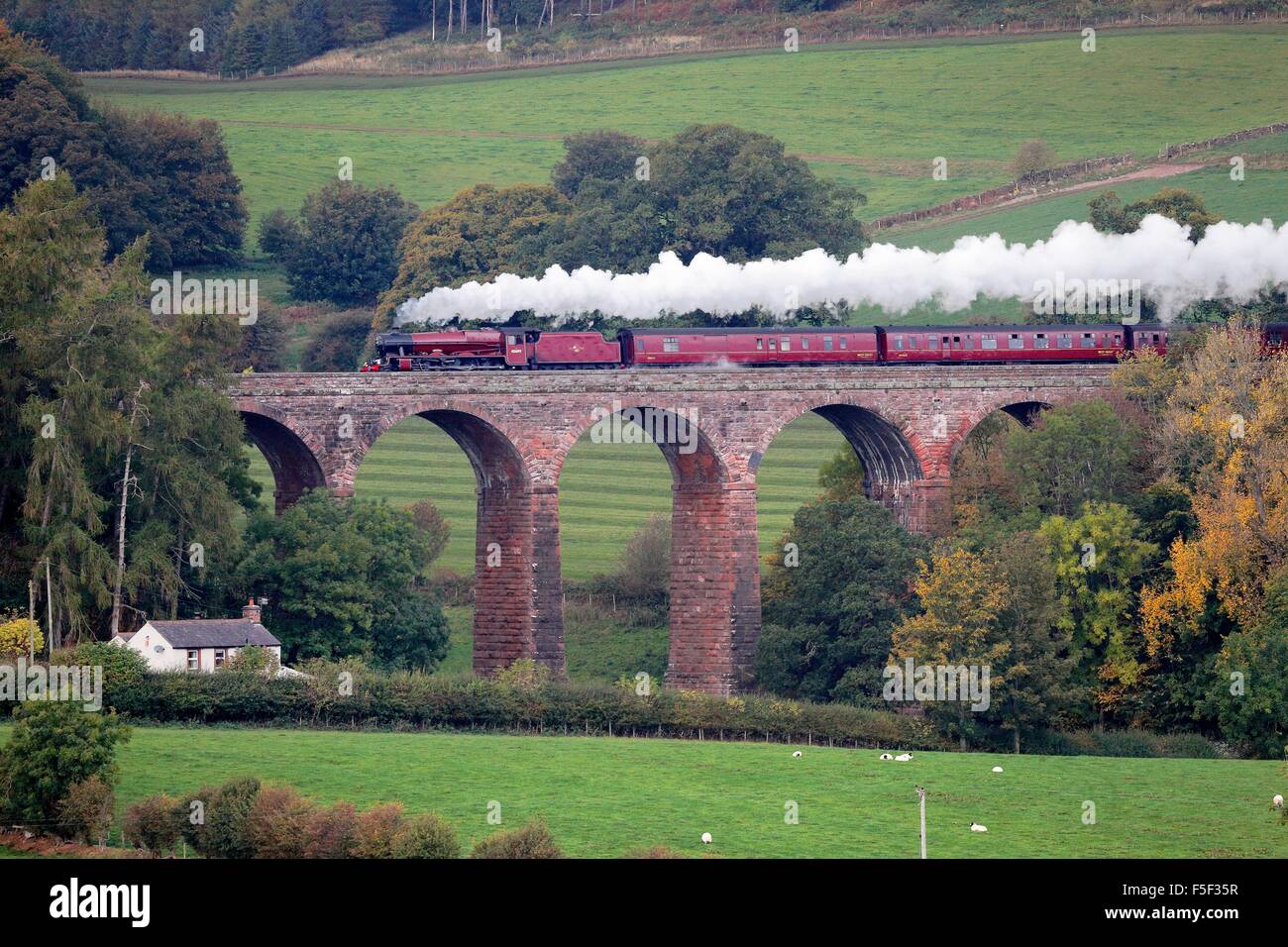 LMS Giubileo 45699 Classe Galatea " La montagna di pennini Express', treno a vapore sul arrivino a Carlisle linea ferroviaria. Asciugare Beck Vi Foto Stock