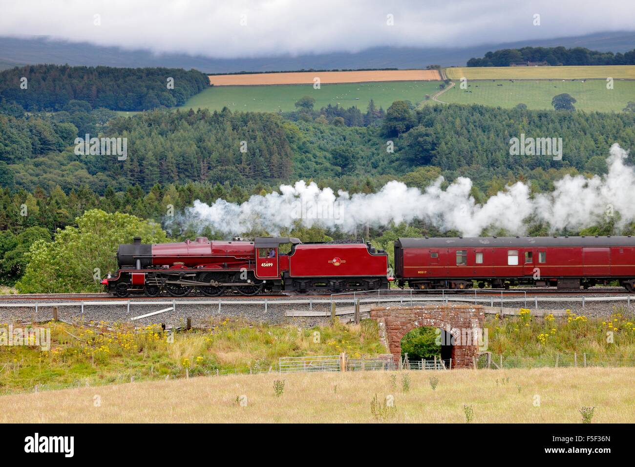 Locomotiva a vapore LMS Giubileo 45699 Classe Galatea sulla arrivino a Carlisle linea ferroviaria. Lazonby, Eden Valley, Cumbria, Regno Unito. Foto Stock