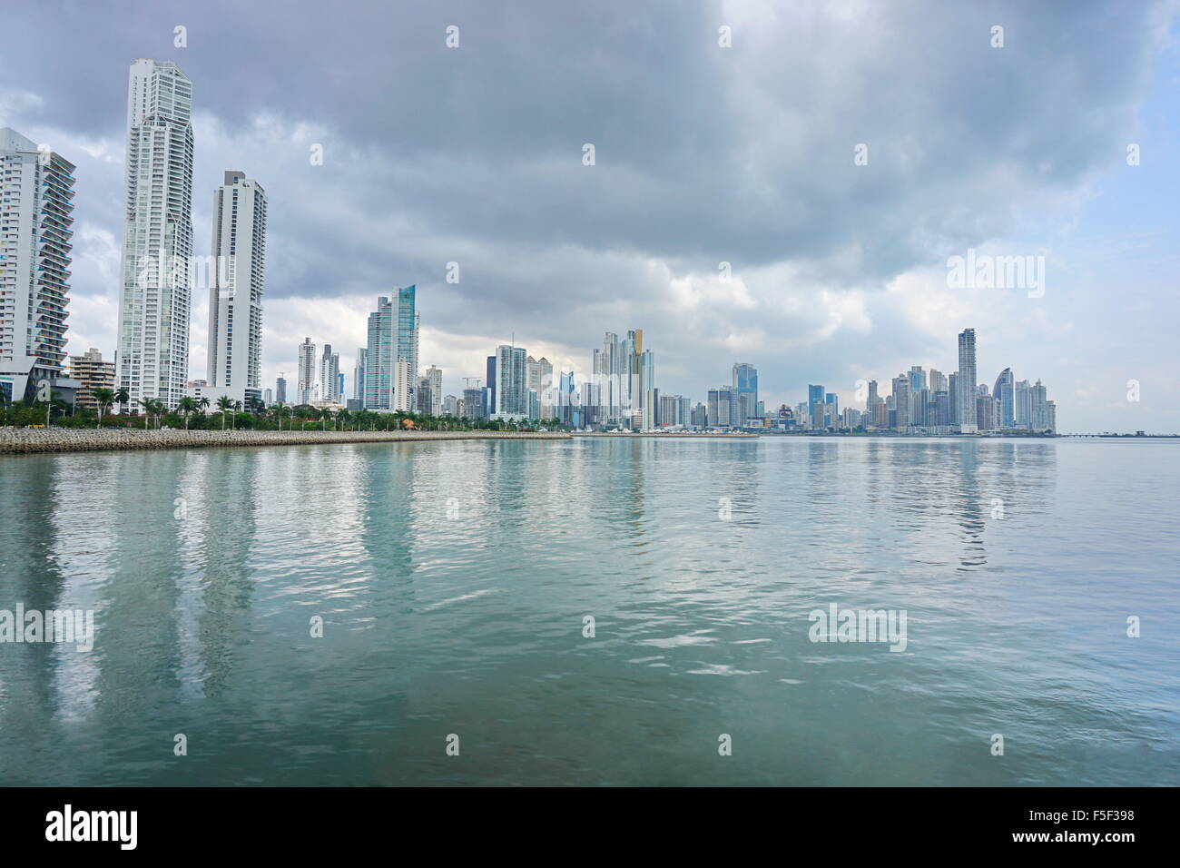 Oceano Pacifico costa con Panama City grattacieli e cielo nuvoloso, Panama, America Centrale Foto Stock