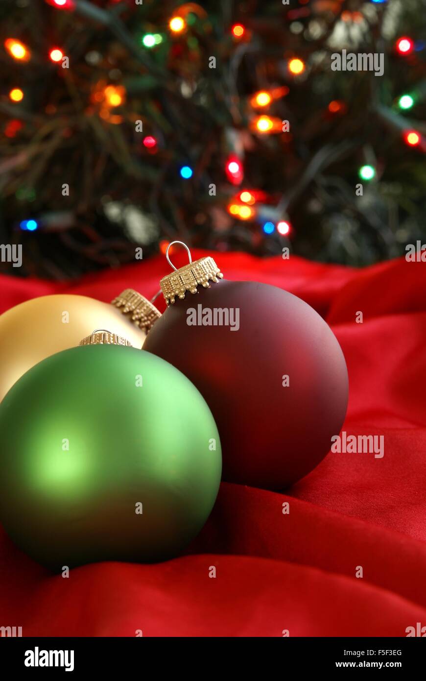 Albero Di Natale Rosso Oro E Verde.Addobbi Natale Di Rosso Verde E Oro Annidato In Seta Tessuto Rosso Con Albero Di Natale In Background Foto Stock Alamy