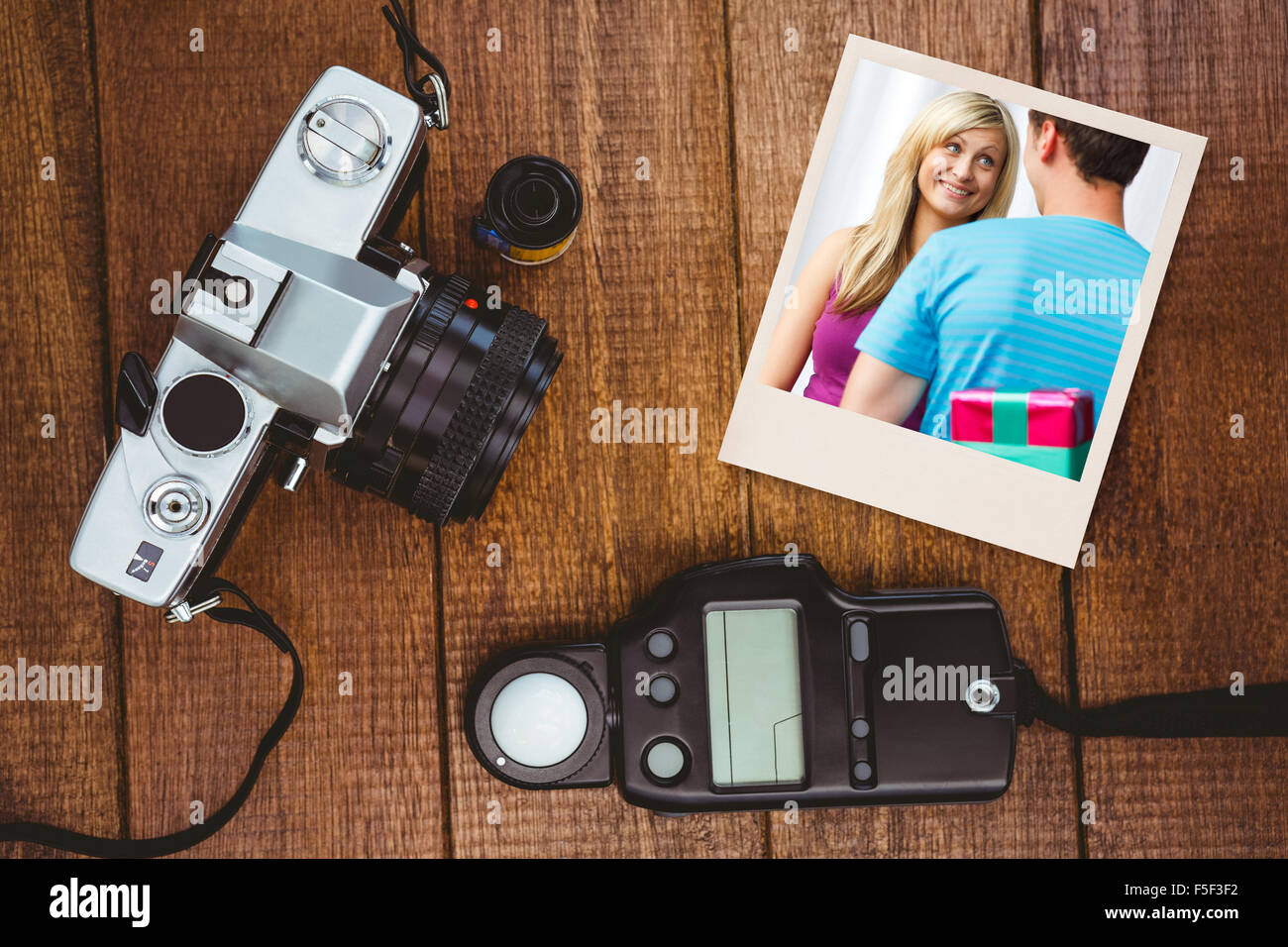 Immagine composita di graziosi fidanzato dando un presente Foto Stock