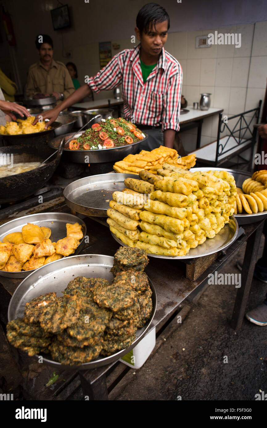 India, Himachal Pradesh, Shimla (Simla), abbassare il Bazaar, fritto, snack in stallo Foto Stock