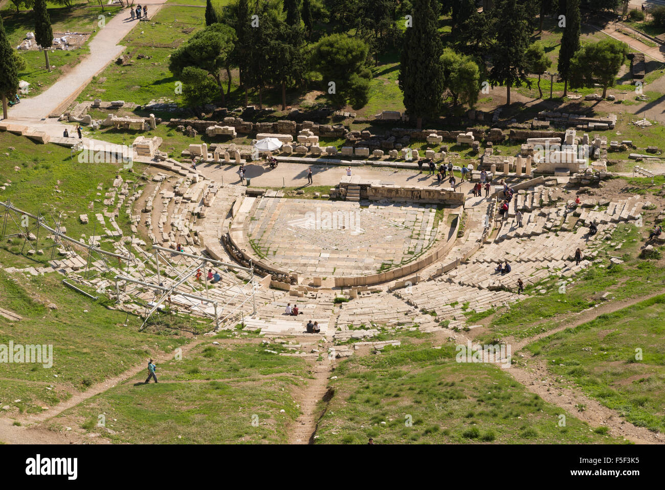 Antico Teatro di Dioniso visto dalla collina dell'Acropoli di Atene, Grecia Foto Stock